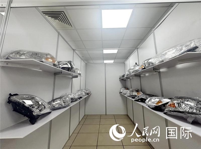 在位于莫斯科格林伍德國際貿(mào)易中心的浙江寧波優(yōu)質(zhì)商品展銷中心內(nèi)，展示著來自浙江寧波慈溪市的汽車配件樣品。人民網(wǎng)記者 申佳平攝