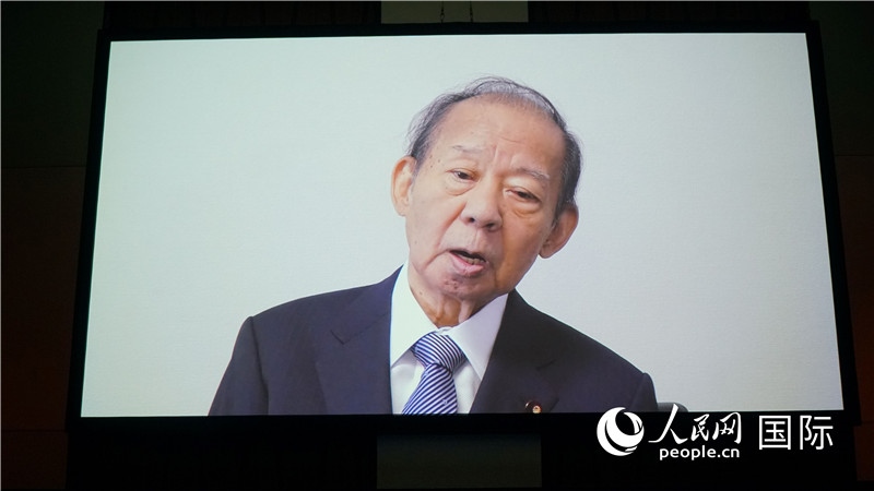 日本自民黨前干事長、日中友好議員聯(lián)盟會長二階俊博視頻致辭。人民網(wǎng) 蔣曉辰攝日本自民黨前干事長、日中友好議員聯(lián)盟會長二階俊博視頻致辭。人民網(wǎng) 蔣曉辰攝日本自民黨前干事長、日中友好議員聯(lián)盟會長二階俊博視頻致辭。人民網(wǎng) 蔣曉辰攝日本自民黨前干事長、日中友好議員聯(lián)盟會長二階俊博視頻致辭。人民網(wǎng) 蔣曉辰攝