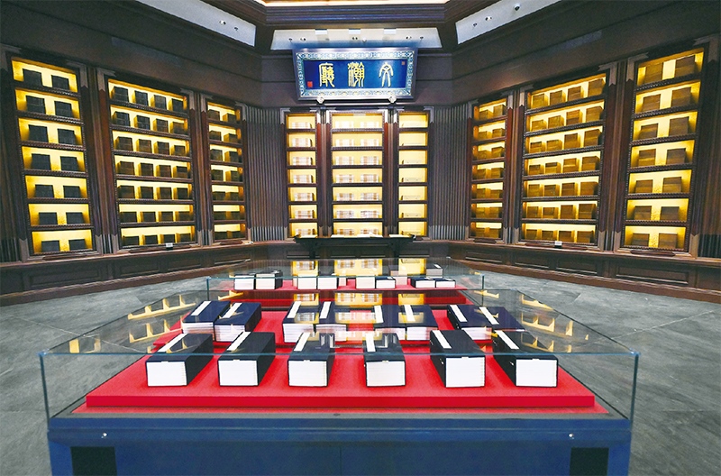 建設(shè)中國國家版本館，是以習(xí)近平同志為核心的黨中央作出的重大決策，是文明大國建設(shè)的基礎(chǔ)工程，是功在當(dāng)代、利在千秋的標(biāo)志性文化工程，充分體現(xiàn)了我們黨傳承發(fā)展中華文化的高度自覺、汲取歷史智慧更好走向未來的歷史主動。圖為2023年5月拍攝的中國國家版本館中央總館文瀚廳。 新華社發(fā)