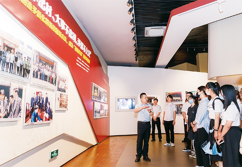 黨的十八大以來，習(xí)近平總書記多次對堅持和發(fā)展“楓橋經(jīng)驗”作出重要指示，推動新時代“楓橋經(jīng)驗”在基層社會治理中煥發(fā)勃勃生機(jī)。圖為青年學(xué)子在浙江省諸暨市楓橋鎮(zhèn)的楓橋經(jīng)驗陳列館參觀學(xué)習(xí)（2022年8月25日攝）。 新華社記者 徐昱/攝