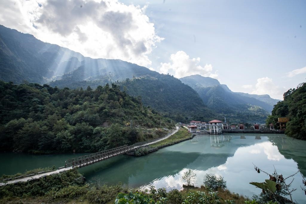 這是2022年11月8日拍攝的尼泊爾上馬相迪A水電站大壩。上馬相迪A水電站位于尼泊爾西部勒姆宗縣，2013年1月開工建設(shè)，2017年1月1日投入商業(yè)運(yùn)營(yíng)。該水電站投入運(yùn)營(yíng)以來，極大緩解了尼泊爾電力緊缺局面。新華社發(fā)（哈里·馬哈爾詹 攝）
