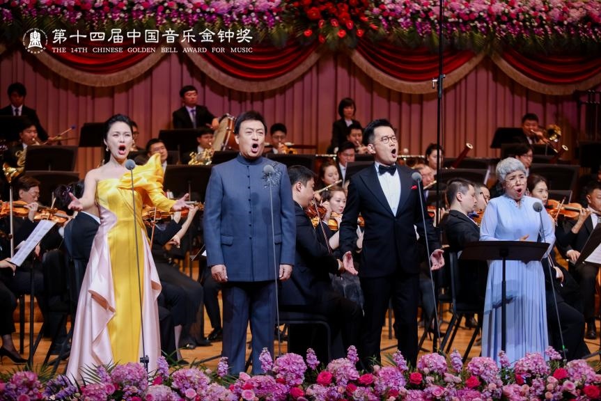 龔爽（左一）、呂繼宏（左二）、石倚潔（右二）、迪里拜爾（右一）四位藝術(shù)家領(lǐng)唱《領(lǐng)航》。主辦方供圖