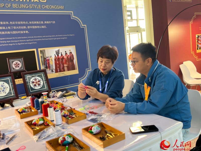 記者在新聞中心非遺傳承人展區(qū)進行體驗。人民網記者 杜燕飛攝