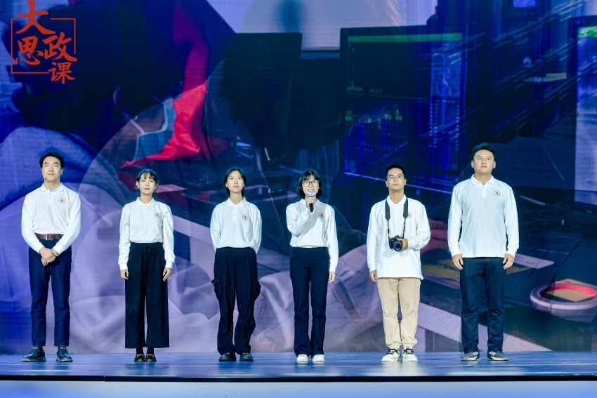 四川大學(xué)三星堆遺址考古隊(duì)隊(duì)長、考古文博學(xué)院教授黎海超和四川大學(xué)三星堆遺址考古隊(duì)隊(duì)員們