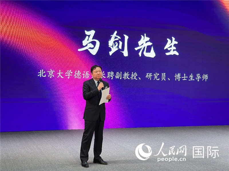 北京大學(xué)德語系長聘副教授馬劍點(diǎn)評(píng)學(xué)生表現(xiàn)。（攝影：張麗鷗）