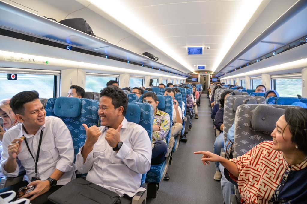 10月17日，乘客在行駛中的雅萬高鐵高速動車組列車車廂內(nèi)交談。