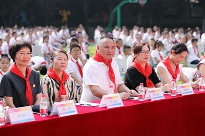 圖②：全國(guó)人大代表與朵力小學(xué)學(xué)生一起聽(tīng)課。