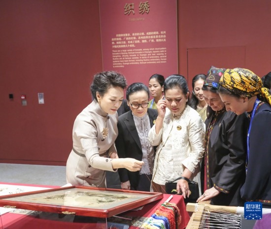  10月18日上午，國(guó)家主席習(xí)近平夫人彭麗媛邀請(qǐng)出席第三屆“一帶一路”國(guó)際合作高峰論壇的外方領(lǐng)導(dǎo)人夫人參觀中國(guó)工藝美術(shù)館（中國(guó)非物質(zhì)文化遺產(chǎn)館）。這是彭麗媛同外方領(lǐng)導(dǎo)人夫人觀看刺繡。新華社記者 殷博古 攝