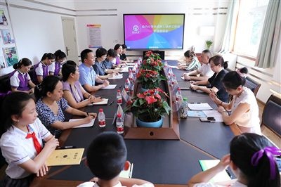 圖⑤：法治宣講結(jié)束后，重慶五中院組織召開(kāi)座談會(huì)，聽(tīng)取人大代表和朵力小學(xué)教師、家長(zhǎng)代表對(duì)法院未成年人保護(hù)工作的意見(jiàn)建議。