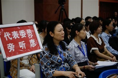 圖④：重慶五中院在西南政法大學(xué)開(kāi)庭審理一起執(zhí)行異議之訴二審案，重慶市人大代表張濤（左一）、周藝梅（左二）和學(xué)生一起觀摩庭審。