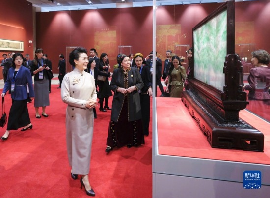  10月18日上午，國(guó)家主席習(xí)近平夫人彭麗媛邀請(qǐng)出席第三屆“一帶一路”國(guó)際合作高峰論壇的外方領(lǐng)導(dǎo)人夫人參觀中國(guó)工藝美術(shù)館（中國(guó)非物質(zhì)文化遺產(chǎn)館）。這是彭麗媛同外方領(lǐng)導(dǎo)人夫人參觀展品。新華社記者 丁林 攝