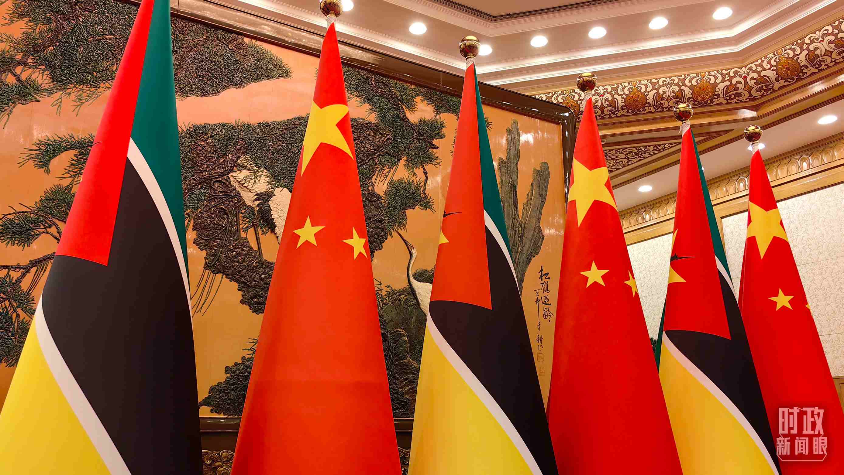 △會見現(xiàn)場，中國、莫桑比克兩國國旗。（總臺央廣記者潘毅拍攝）