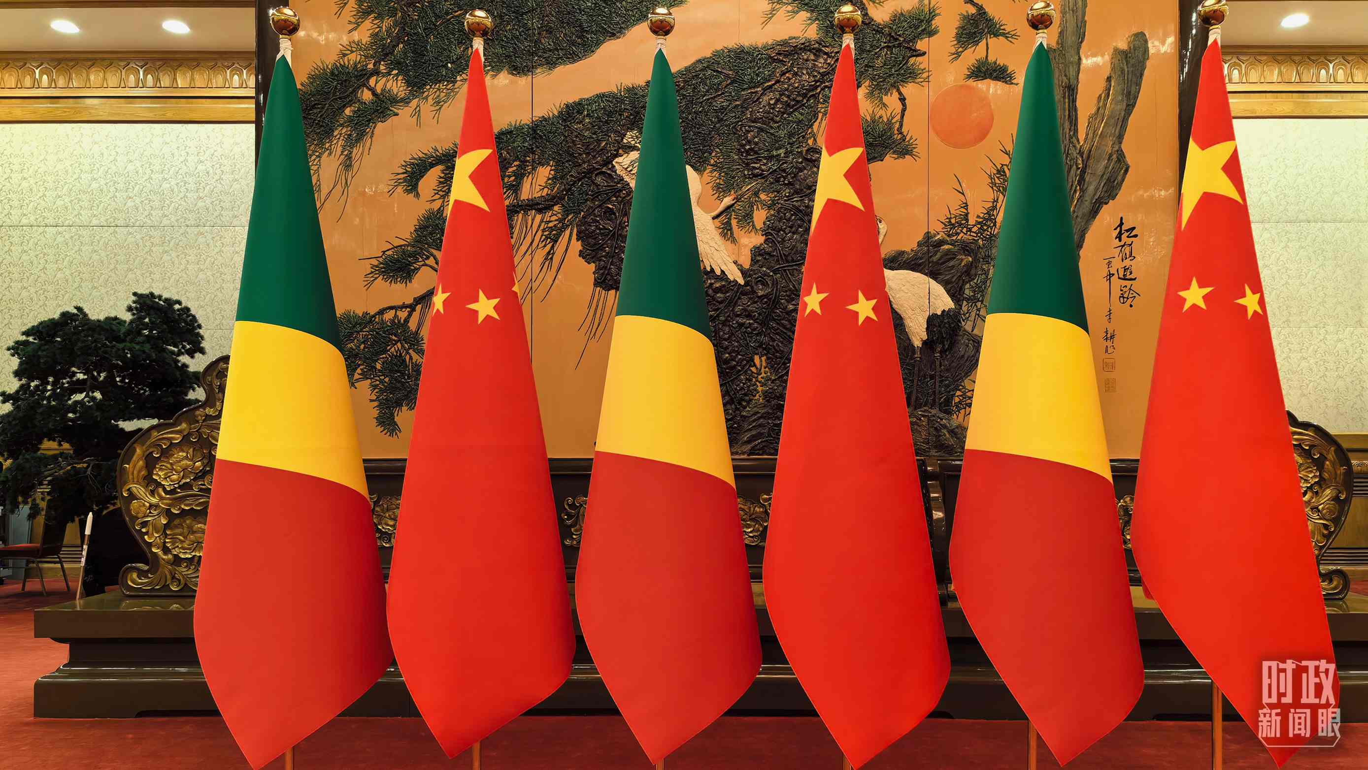 △會見現(xiàn)場的中國、剛果（布）兩國國旗。（總臺央視記者陸泓宇拍攝）