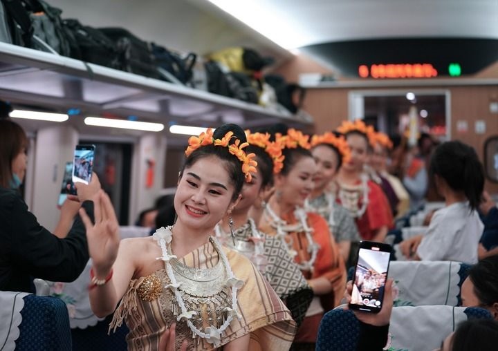 老撾工作人員在中老鐵路上開(kāi)行的D887次國(guó)際旅客列車上表演（4月13日攝）。新華社記者 邢廣利 攝