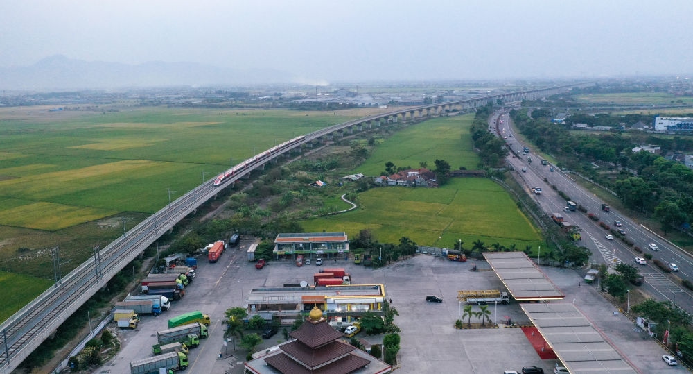 這是在印度尼西亞萬隆拍攝的一列行駛中的雅萬高鐵高速動車組列車（2023年10月17日攝，無人機(jī)照片）。新華社記者 徐欽 攝