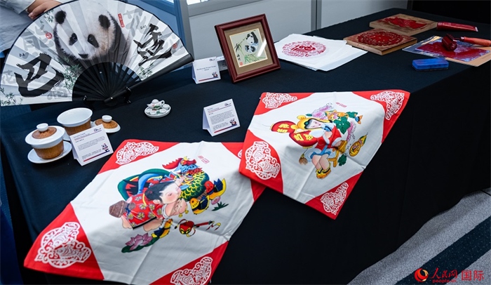 活動現(xiàn)場的現(xiàn)場文創(chuàng)展、互動體驗區(qū)、非遺區(qū)展示。人民網(wǎng) 郭錦標攝