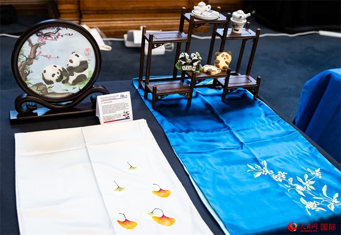 活動現(xiàn)場的現(xiàn)場文創(chuàng)展、互動體驗區(qū)、非遺區(qū)展示。人民網(wǎng) 郭錦標攝