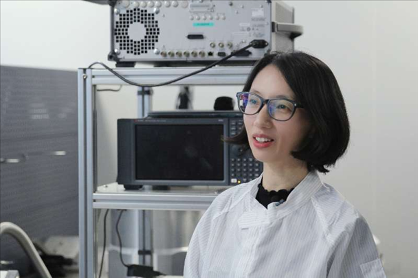 李婧在中國科學(xué)院紫金山天文臺毫米波和亞毫米波技術(shù)實驗室。（受訪者供圖）