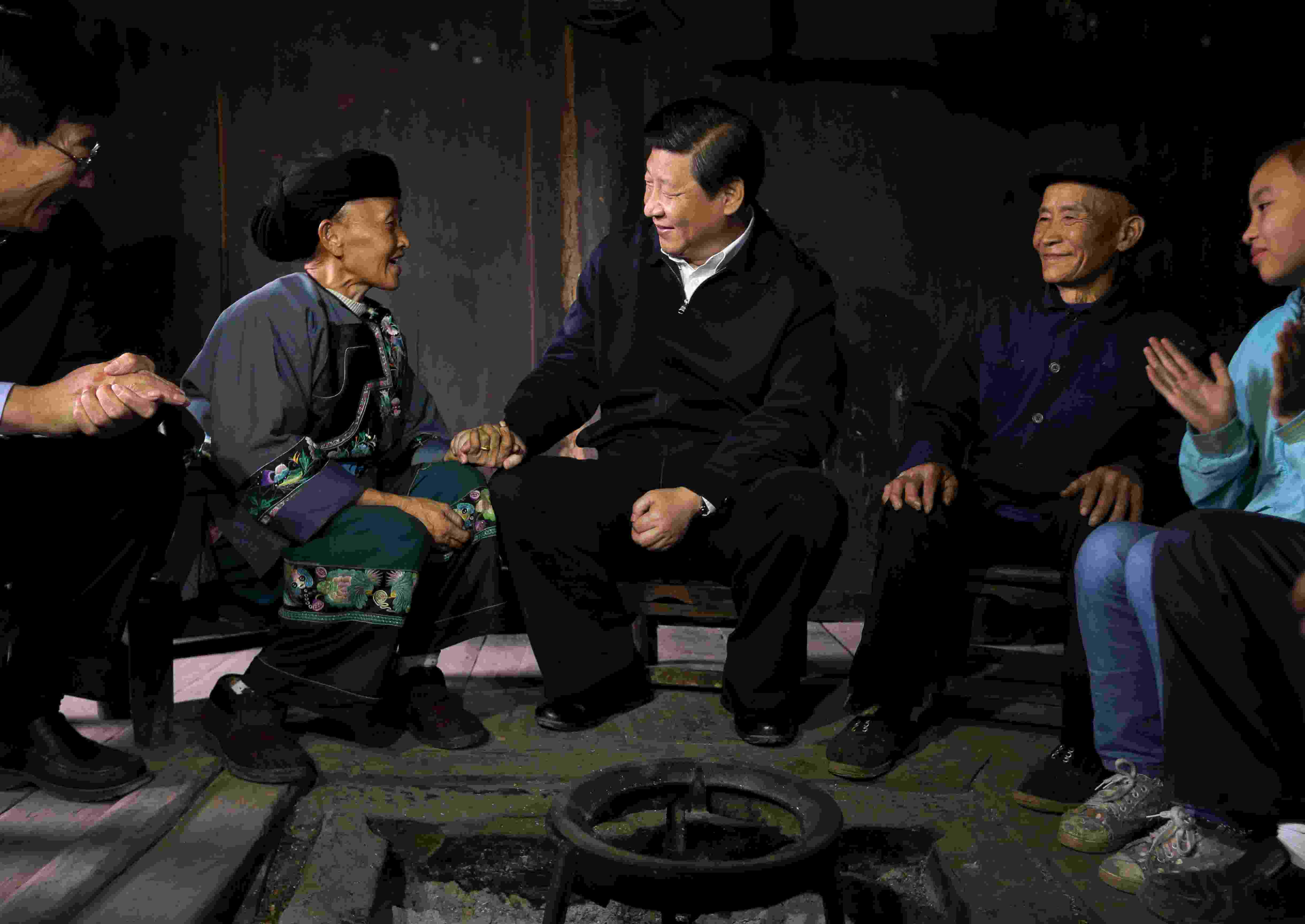 2013年11月3日，習(xí)近平在湖南花垣縣十八洞村，與石拔三老人握手交談。