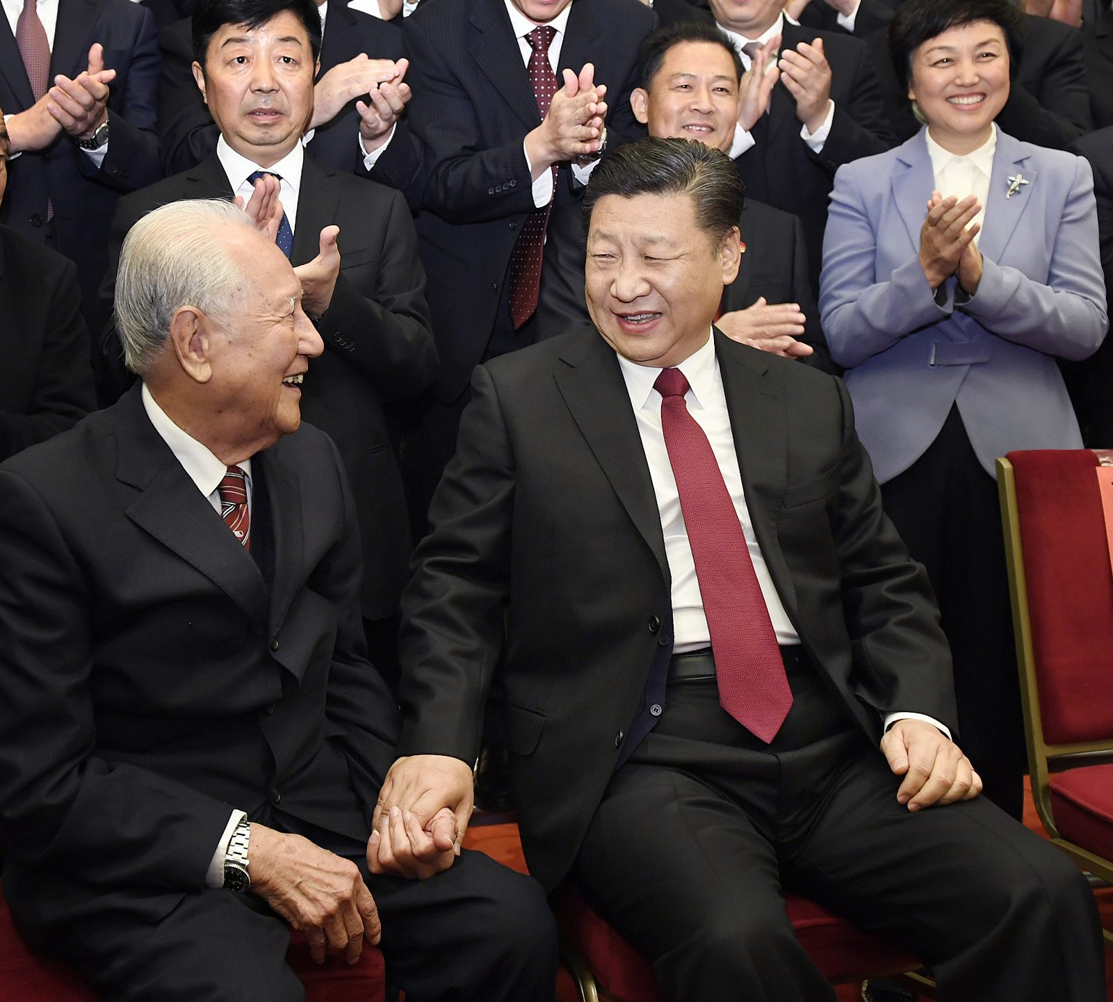 2017年11月17日，全國精神文明建設(shè)表彰大會在北京人民大會堂舉行。圖為習(xí)近平邀請黃旭華代表坐在自己身邊合影。