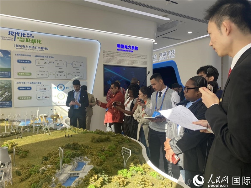 2023“一帶一路”媒體合作論壇聯(lián)合采訪團(tuán)參訪中國(guó)能建。人民網(wǎng)記者 于洋攝
