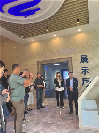 （在文瀾智谷中試產(chǎn)業(yè)基地，中外記者深入了解科技轉化情況 趙橙涔攝）