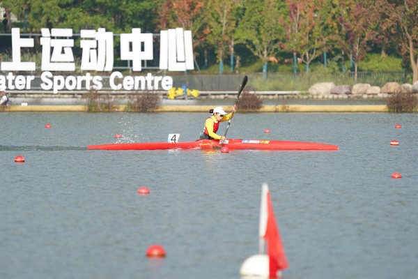 10月23日，杭州第4屆亞殘運(yùn)會(huì)皮劃艇女子KL1級(jí)比賽，中國(guó)隊(duì)選手謝毛三在比賽中。人民網(wǎng)記者 李乃妍攝