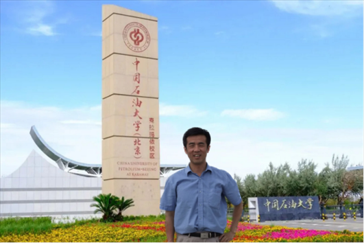 北京交通大學(xué)“銀齡教師”黃曉鳴。校方供圖