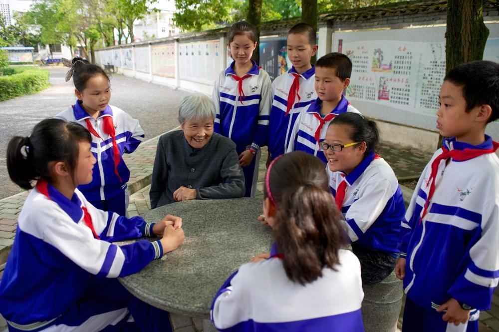 △2013年5月21日，龔全珍老人和江西萍鄉(xiāng)市蓮花縣的孩子們在一起。