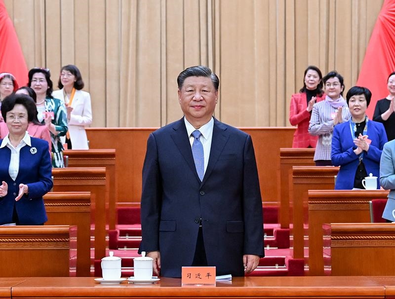 △2023年10月23日，中國婦女第十三次全國代表大會在北京人民大會堂開幕。這是習(xí)近平總書記在主席臺向與會代表致意。