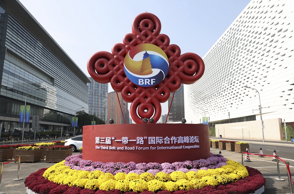 這是在北京國(guó)家會(huì)議中心附近拍攝的“一帶一路”國(guó)際合作高峰論壇景觀布置（2023年10月17日攝）。新華社記者 陳斌 攝