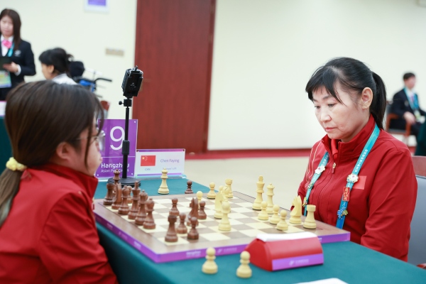 10月24日，杭州第4屆亞殘運(yùn)會(huì)國(guó)際象棋常規(guī)賽女子個(gè)人賽PI級(jí)第四輪舉行。圖為中國(guó)隊(duì)選手陳發(fā)英（右）、中國(guó)隊(duì)選手張?bào)愕言诒荣愔?。圖片來(lái)源：杭州亞殘組委
