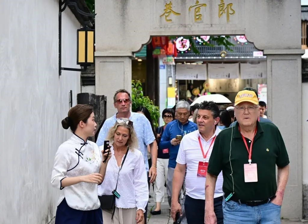 △2023年6月27日，“鼓嶺之友”部分成員和中美各界人士在福建福州南后街三坊七巷參觀訪問。