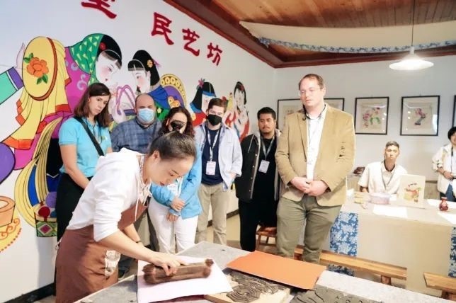 △美國席勒協(xié)會青年代表團在四川感受中國傳統(tǒng)文化。