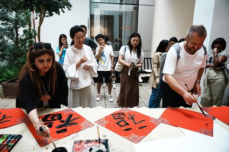 首屆國際傳播“絲路獎”獲獎代表等在廣州市荔灣區(qū)永慶坊參加文化交流活動。楊爍壁、王燕攝影報道