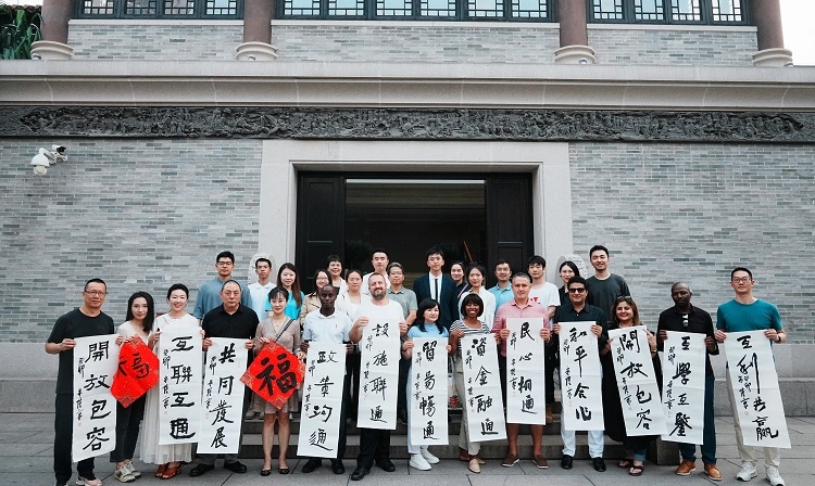 首屆國際傳播“絲路獎”獲獎代表等在廣州市荔灣區(qū)永慶坊參加文化交流活動。楊爍壁、王燕攝影報道
