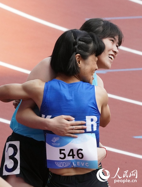 10月23日，杭州亞殘運會田徑女子200米T36級比賽結束后，中國體育代表團選手史逸婷(后)與韓國選手全珉彩相擁慶祝。人民網記者 胡雪蓉攝