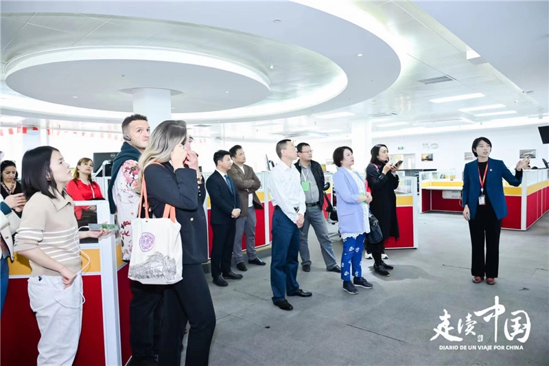 媒體記者參觀天津航空運(yùn)營控制中心。主辦方供圖。