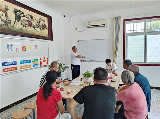 泉塘村17組議事會(huì)正在討論土地整理事項(xiàng)。湖南省司法廳供圖
