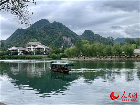 秋日的邊城鎮(zhèn)，青山滴翠、碧水含情。人民網(wǎng) 周靜圓攝