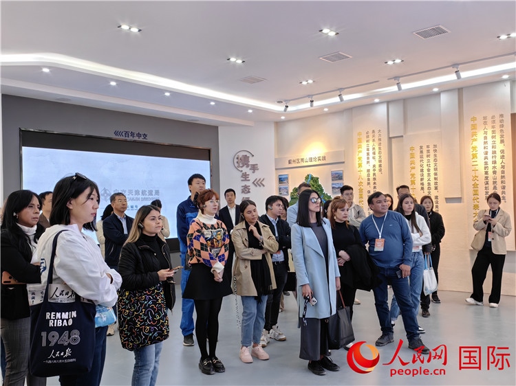 媒體記者探訪薊州礦山生態(tài)修復(fù)項(xiàng)目。人民網(wǎng)記者 符園園攝