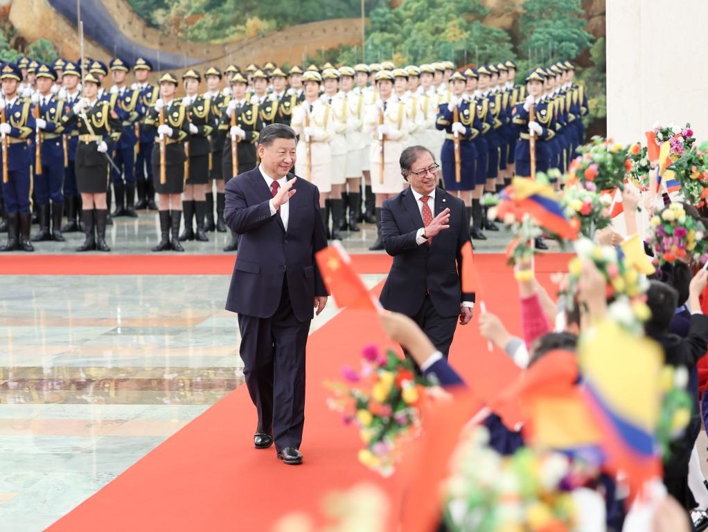 10月25日下午，國家主席習(xí)近平在北京人民大會堂同來華進行國事訪問的哥倫比亞總統(tǒng)佩特羅舉行會談。這是會談前，習(xí)近平在人民大會堂北大廳為佩特羅舉行歡迎儀式。