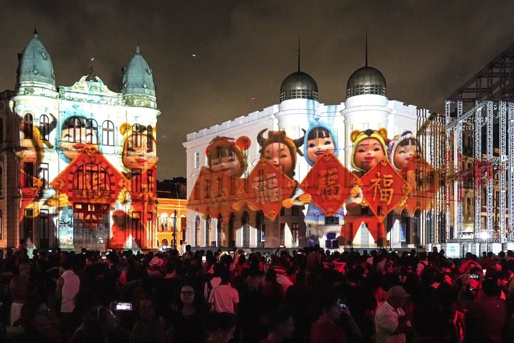 1月19日，在巴西累西腓市舉行的中國春節(jié)慶祝活動上，大型燈光秀點亮夜空。