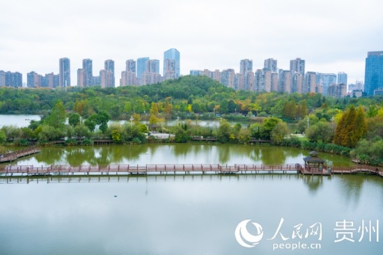 秋日時(shí)節(jié)，觀山湖公園景色美不勝收。人民網(wǎng) 陽(yáng)茜攝