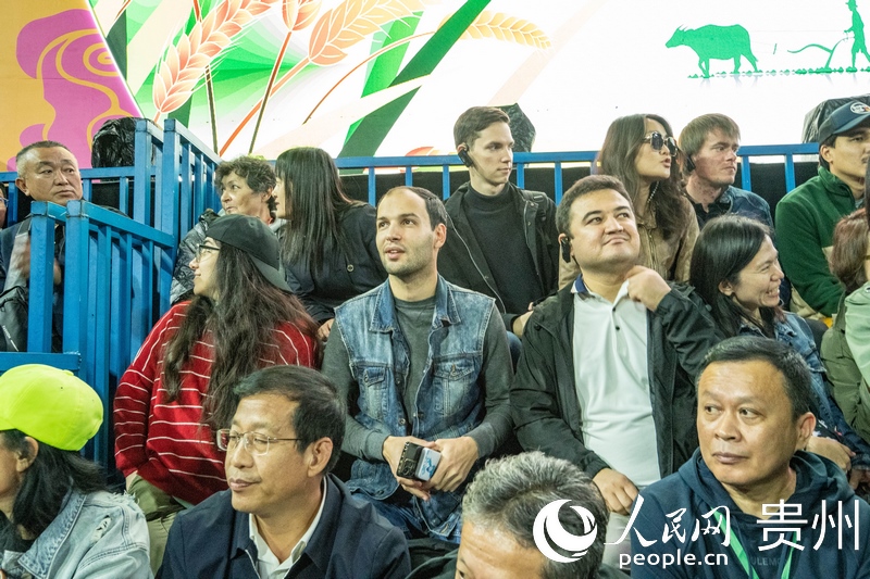 “村BA”決賽現(xiàn)場，看臺座無虛席。人民網(wǎng) 陽茜攝