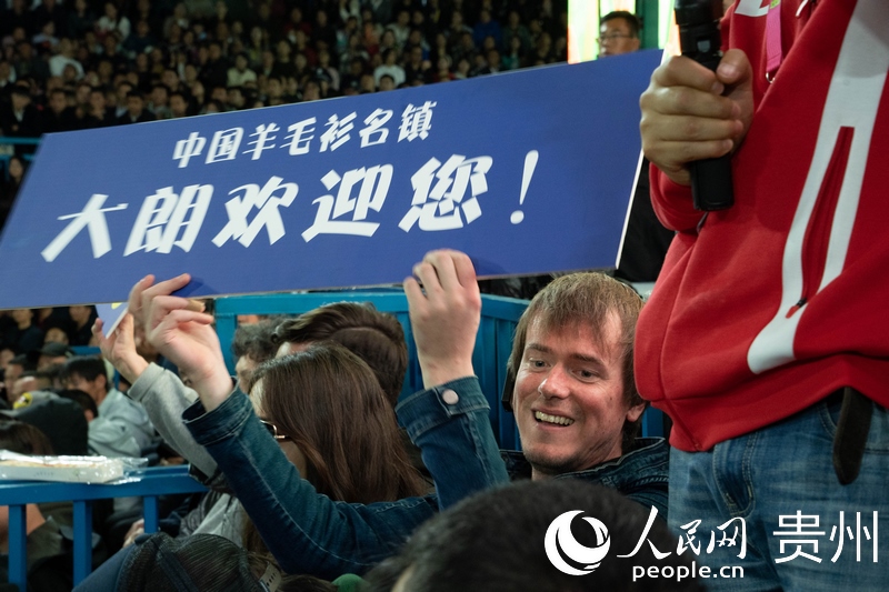 外媒記者舉起手牌為運動員加油。人民網(wǎng) 陽茜攝