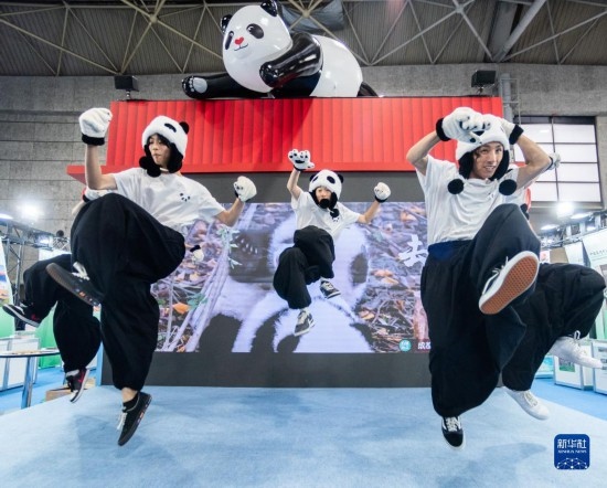  10月29日，街舞隊在日本大阪國際會展中心中國館表演街舞。新華社發(fā)（中國駐大阪旅游辦事處供圖）