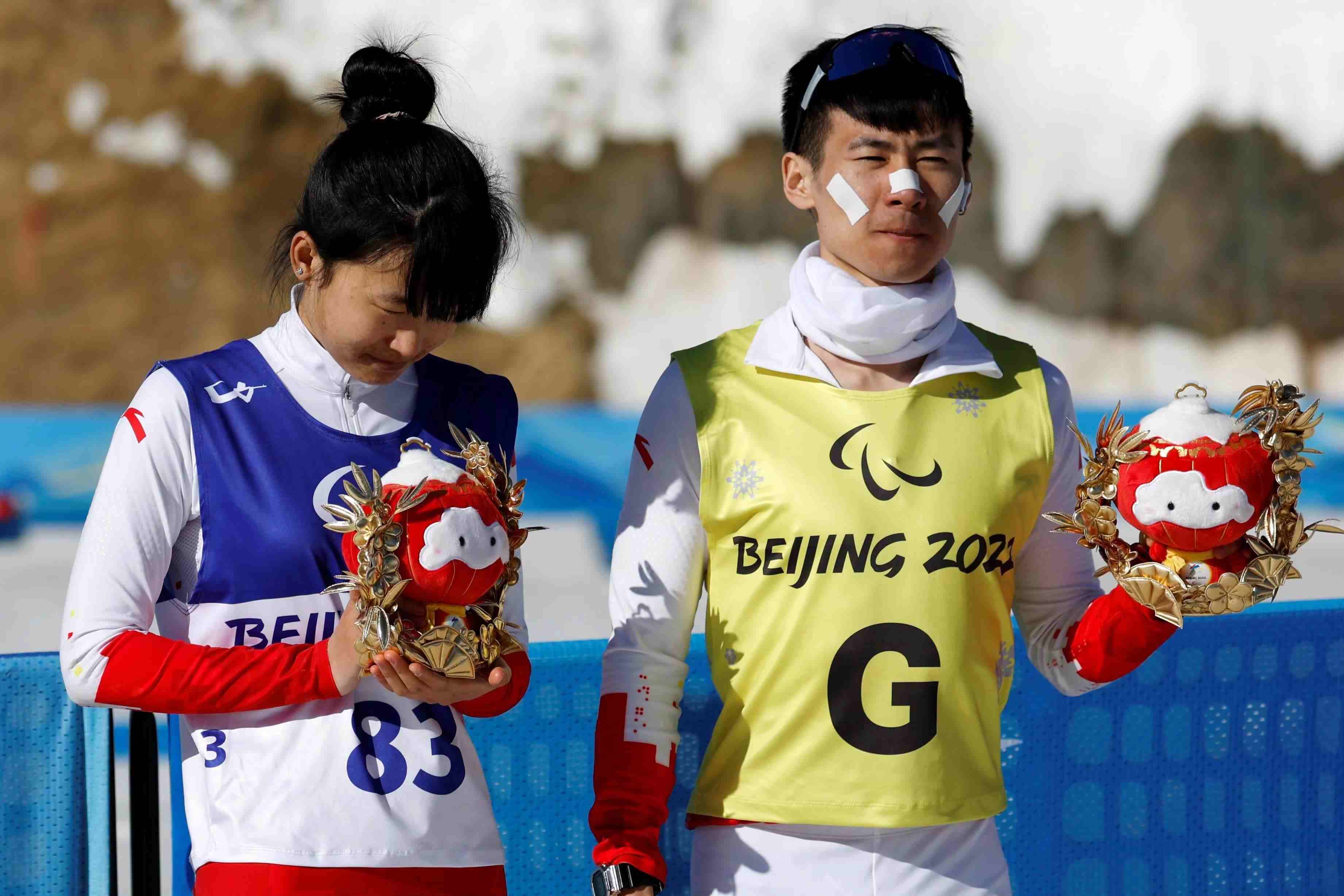 △2022年3月8日，在2022冬殘奧會(huì)殘奧冬季兩項(xiàng)女子中距離（視障）比賽中，中國(guó)選手王躍（左）獲季軍。