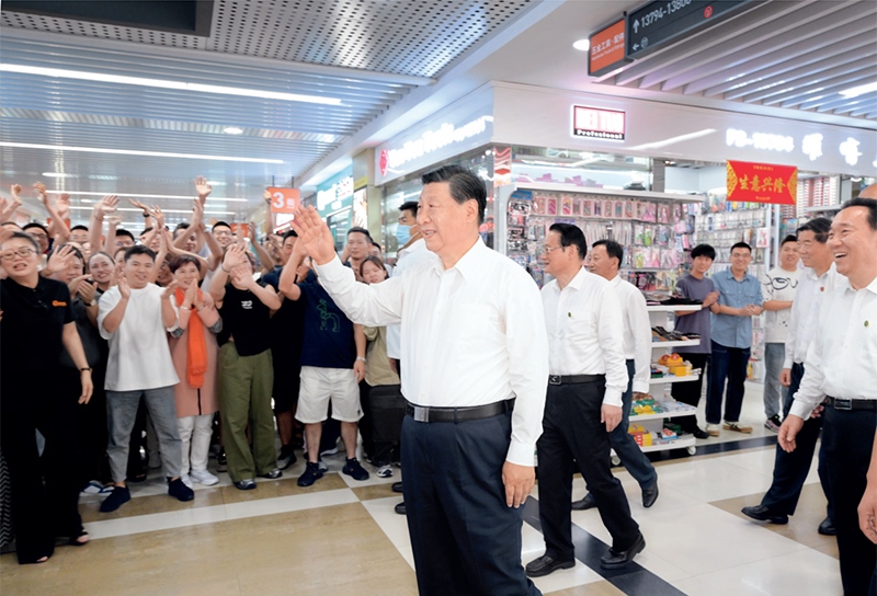 2023年9月20日至21日，中共中央總書記、國家主席、中央軍委主席習近平在浙江考察。這是20日上午，習近平在義烏國際商貿(mào)城考察時，同商戶親切交流。 新華社記者 李學仁/攝