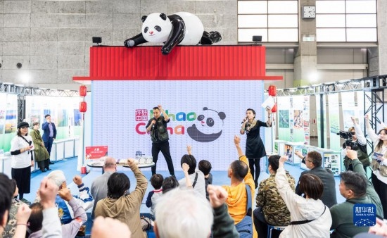  10月29日，游客在日本大阪國際會展中心中國館參與中國旅游知識問答活動。新華社發(fā)（中國駐大阪旅游辦事處供圖）